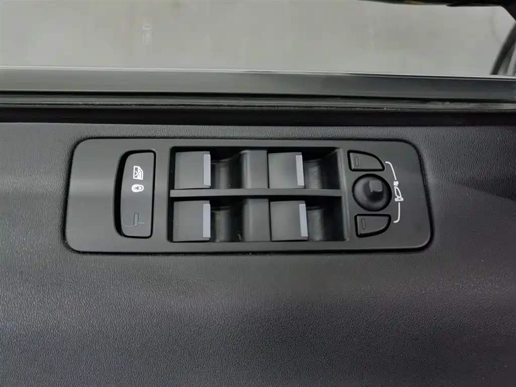 Land Rover Discovery Sport 2024 Performance Technology Edition фото 9