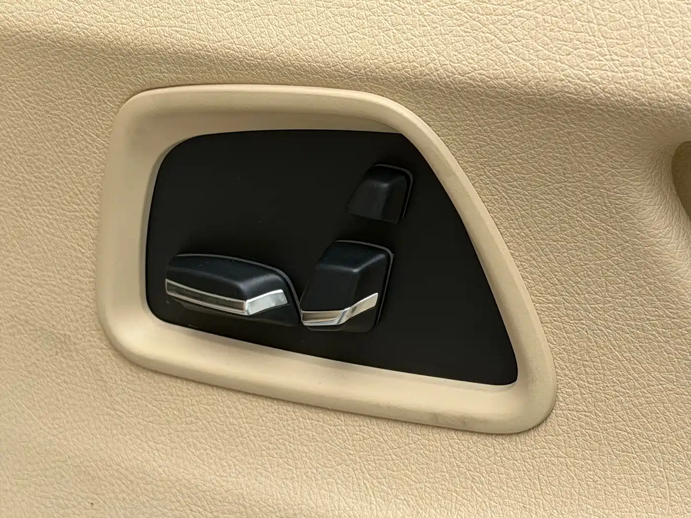 BMW 5 Series 2011 523Li Luxury фото 12