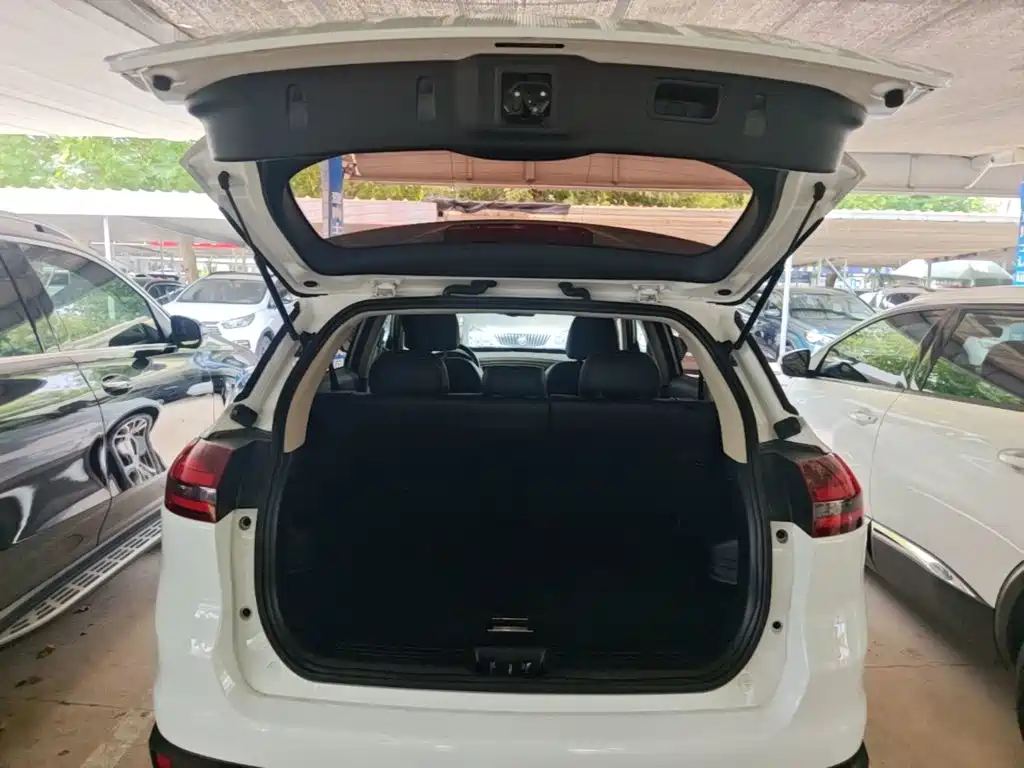 Фото 19 - Geely Atlas