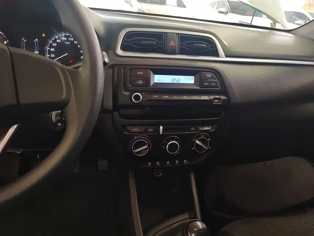 Hyundai Verna 2020 1.4L Manual GL Renewal Edition фото 13