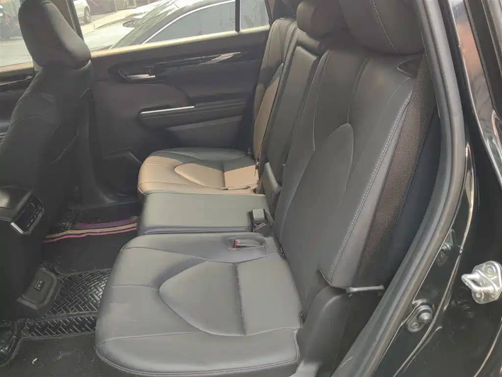 TOYOTA HIGHLANDER