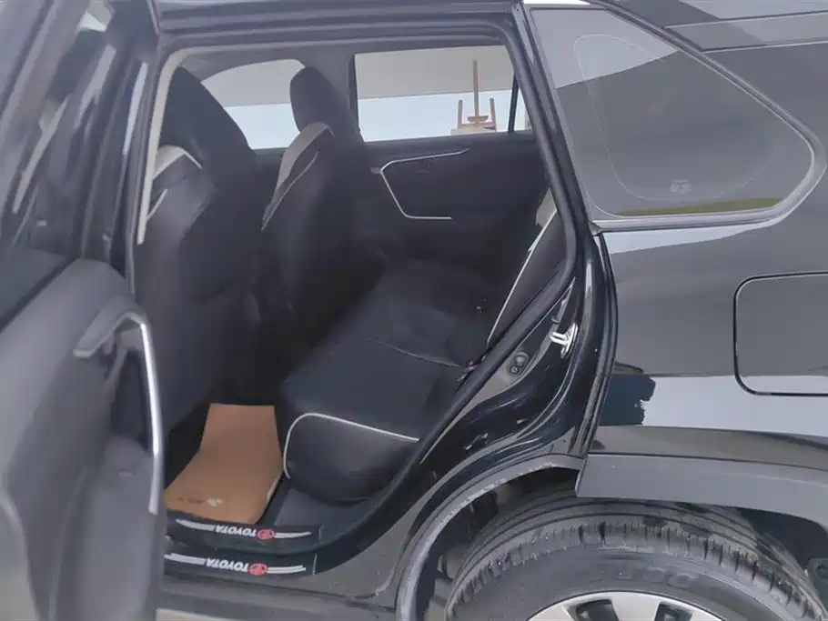 Toyota Wildlander 2023 2.0L CVT FWD LE фото 11