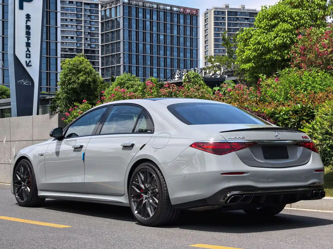 Mercedes-Benz S-Class AMG Hybrid 2024 Mercedes-AMG S 63 L E Performance Launch Edition фото 3
