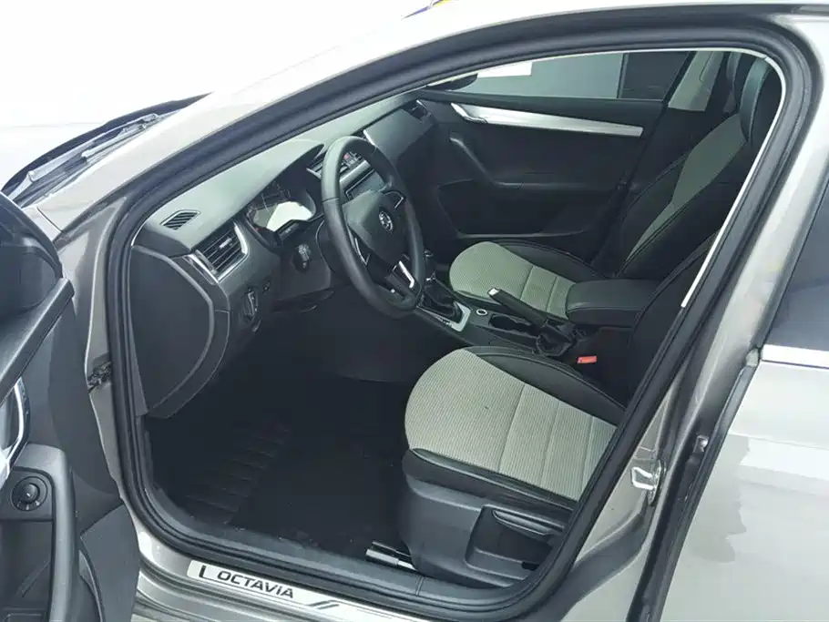 Škoda Octavia 2017 1.6L Automatic Pioneer Edition фото 9