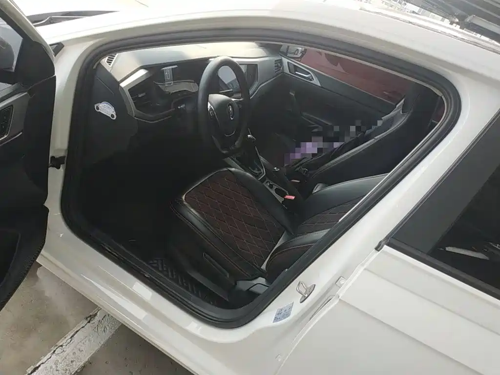 Volkswagen Polo 2019 Plus 1.5L Automatic Panorama Enjoyment Edition фото 16