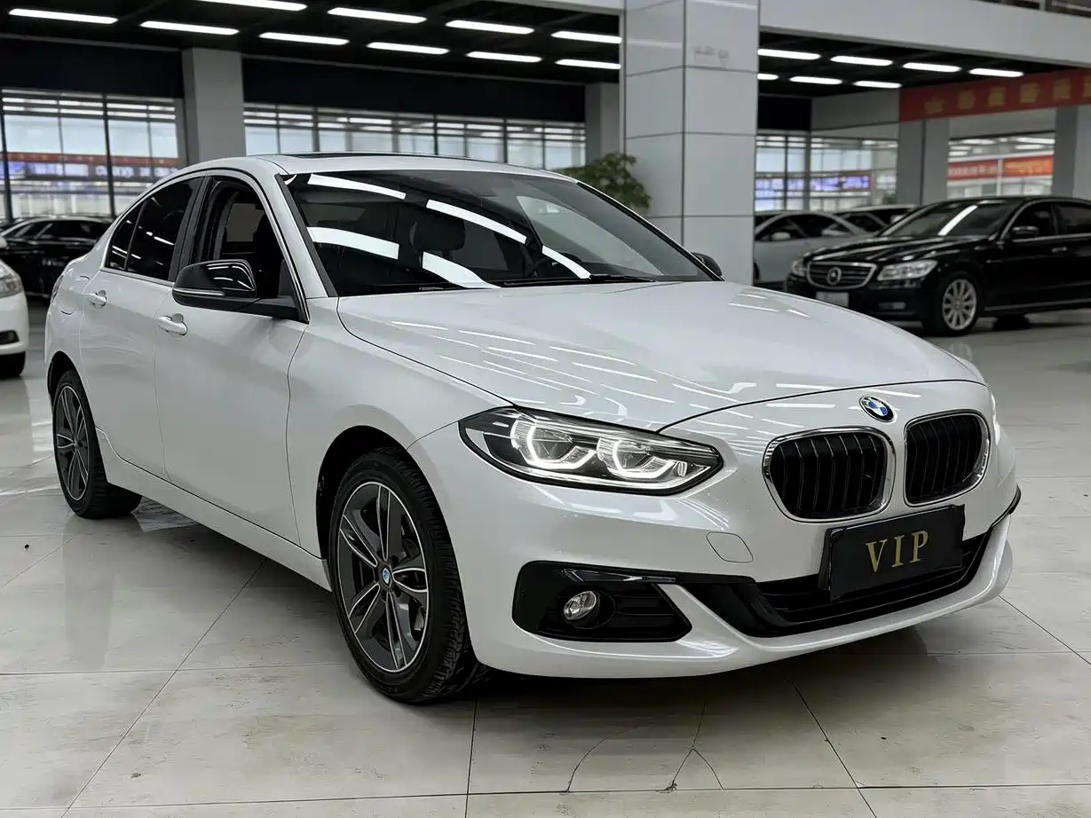 BMW 1 Series 2018 118i Fashion Edition фото 3
