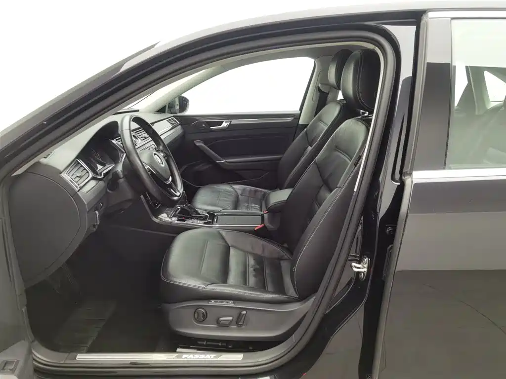 Volkswagen Passat 2016 330TSI DSG Executive Edition фото 10