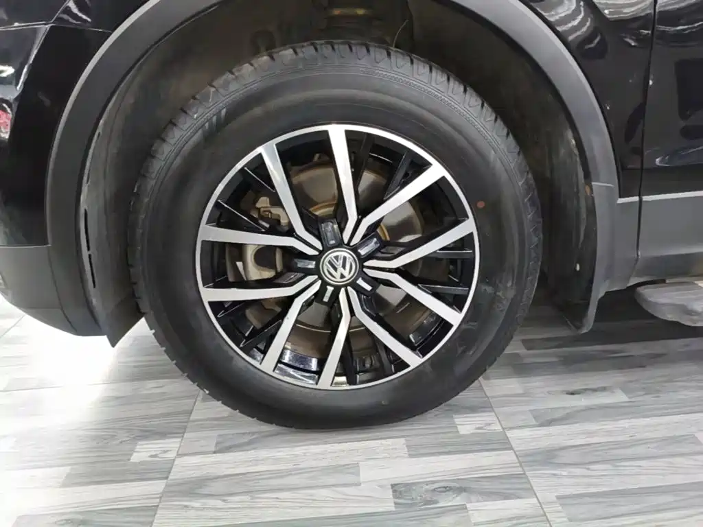 Photo 23 - Volkswagen Tiguan L