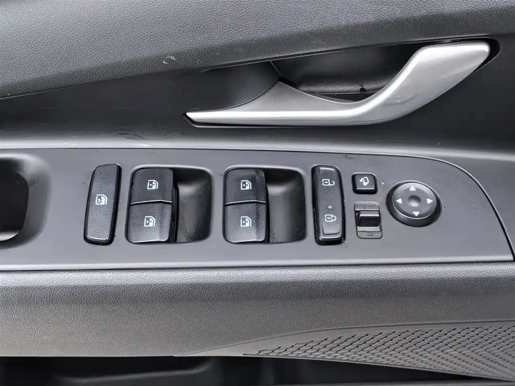 Hyundai Elantra 2022 1.5L CVT LUX Premium Edition фото 9
