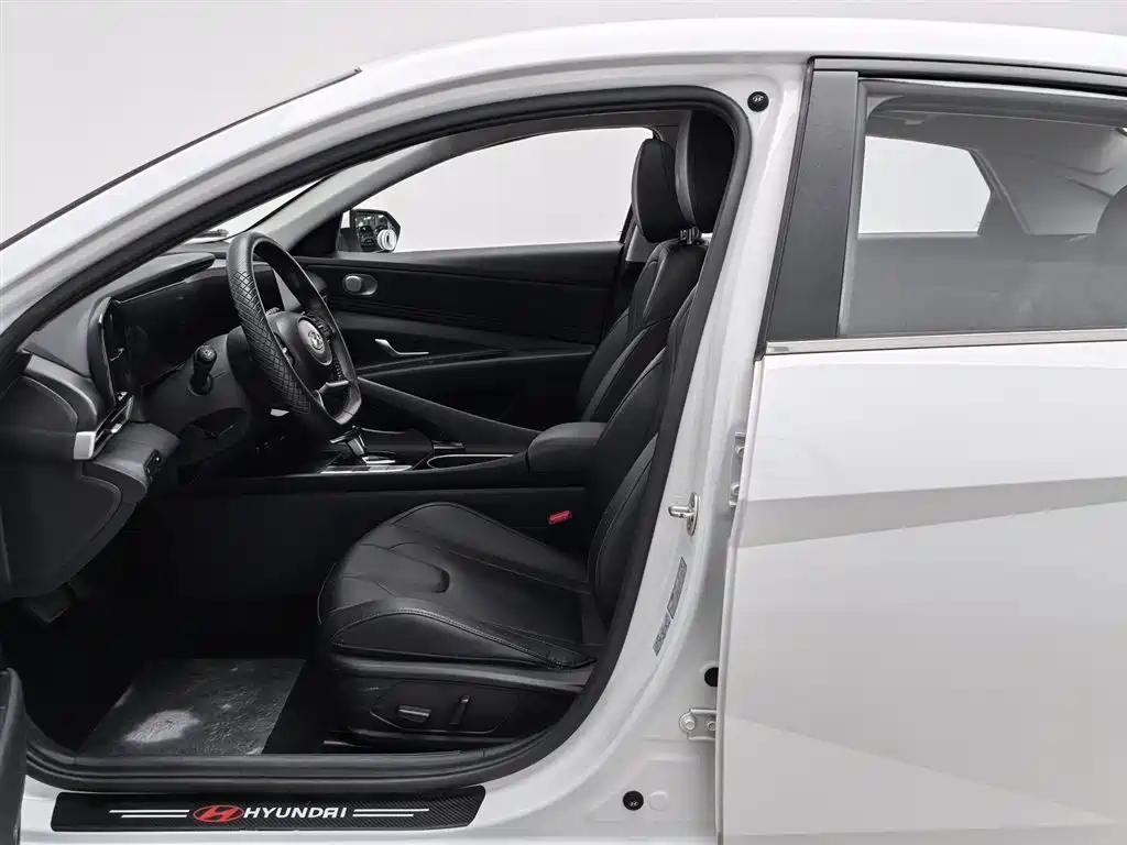 Hyundai Elantra 2022 1.5L CVT LUX Premium Edition фото 10