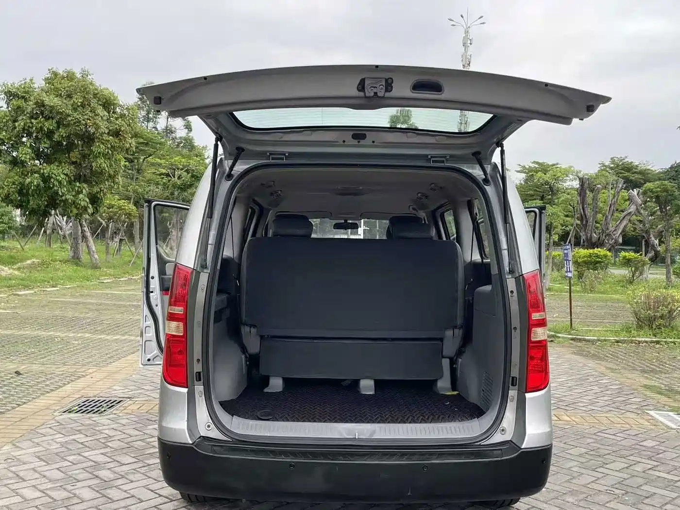 Hyundai H-1 Grand Starex 2013 2011 2.4L Comfort Edition