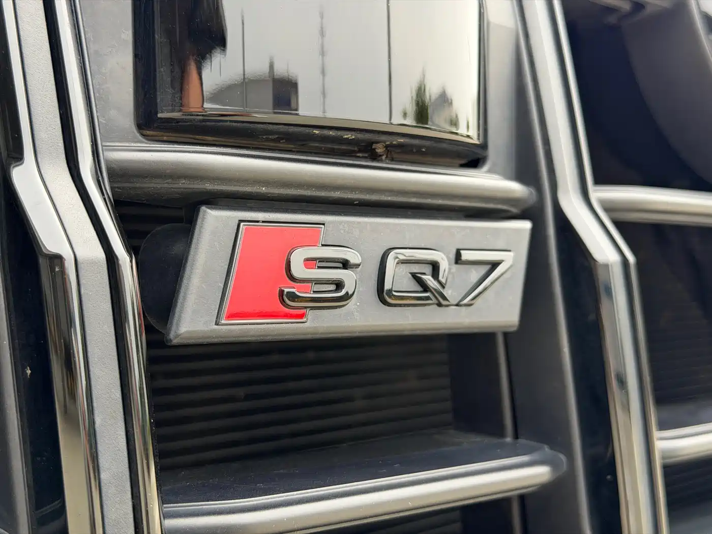 Audi SQ7 2024 4.0 TFSI Dark Knight Edition фото 23