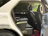 Photo 12 - Ford Explorer