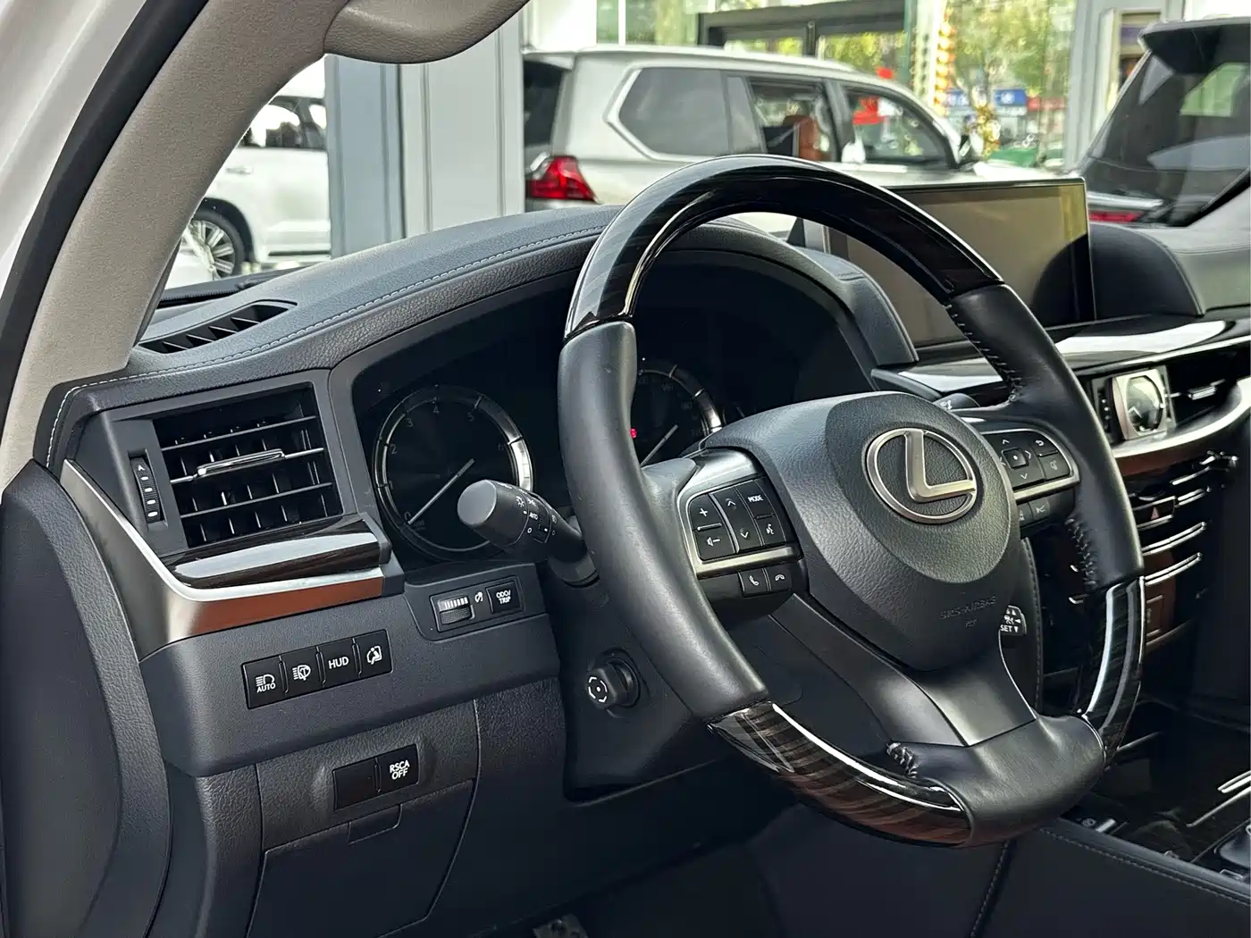 Фото 16 - Lexus LX