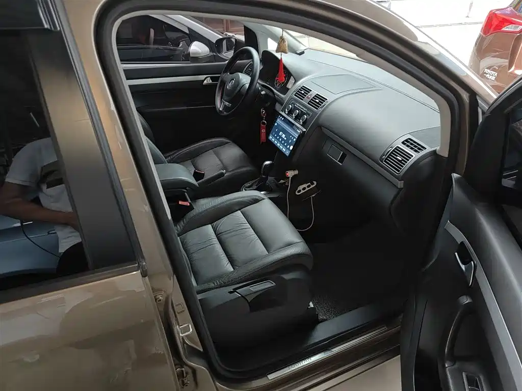 Volkswagen Touran 2015 1.4T DSG Comfort Edition 5-seater фото 25