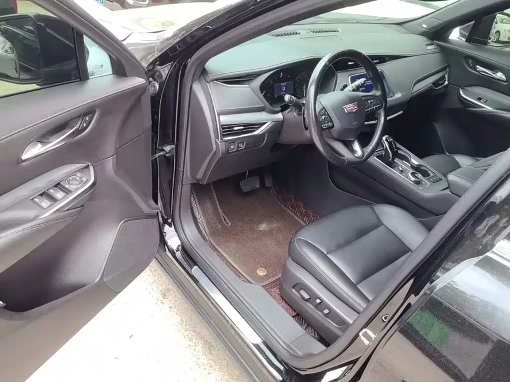 Фото 16 - Cadillac XT4