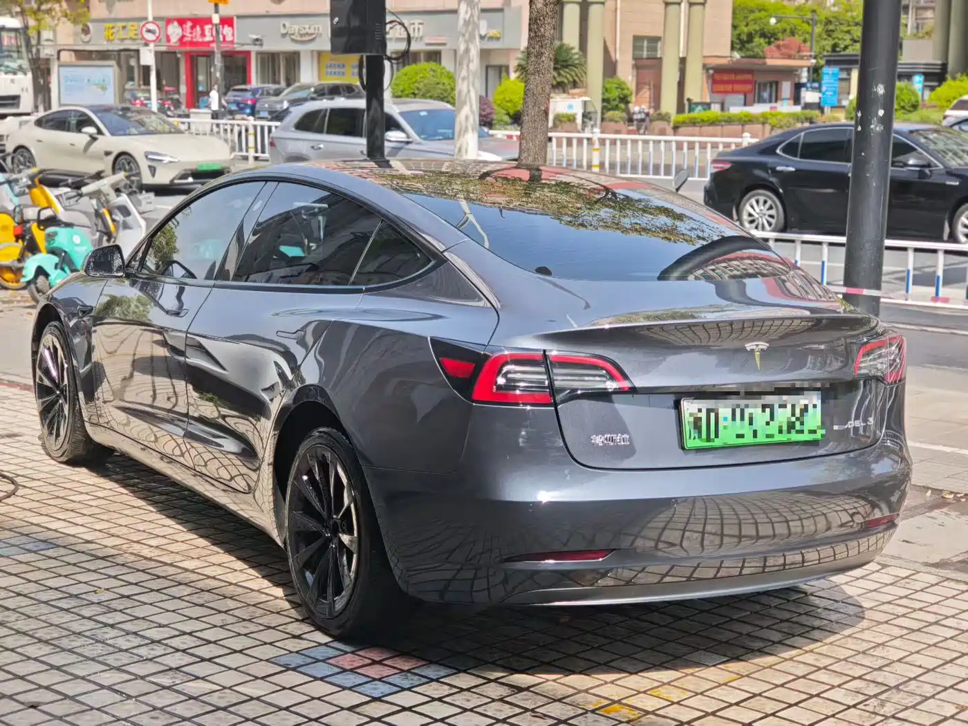 TESLA MODEL 3