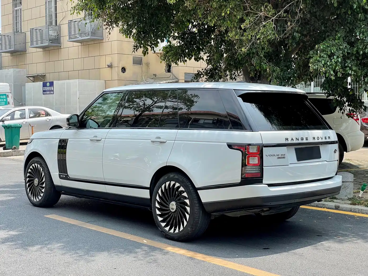 Land Rover Range Rover 2015 3.0 SC V6 Vogue SE Genesis Extended Edition фото 6