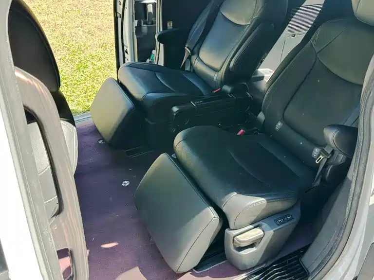 Фото 14 - Toyota Sienna