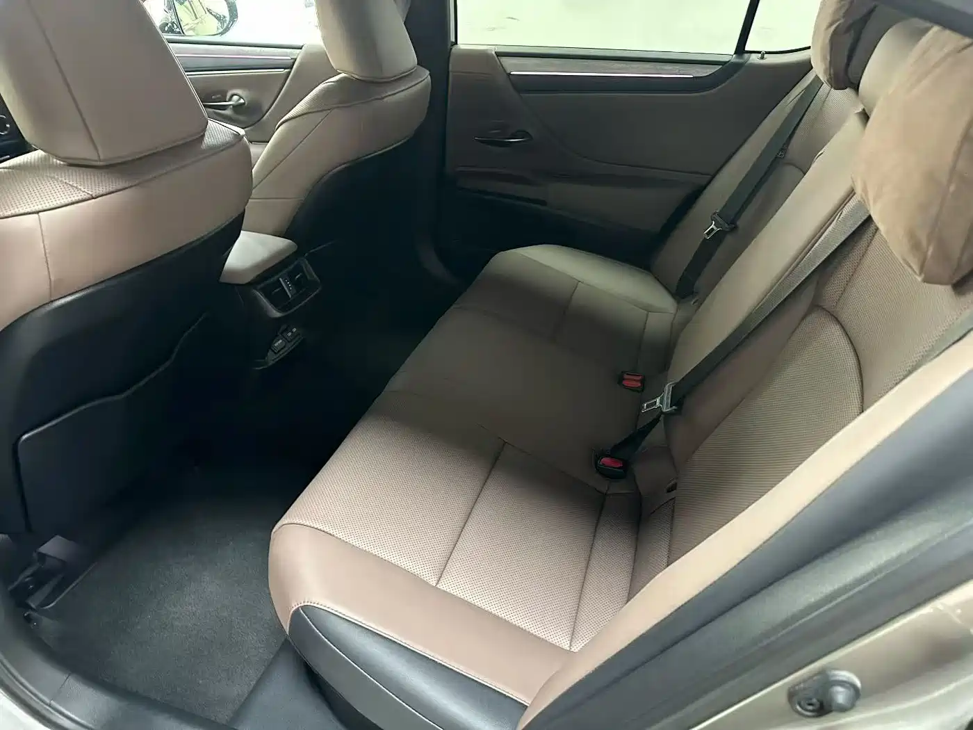 Lexus ES 2025 300h Ultimate Edition фото 6