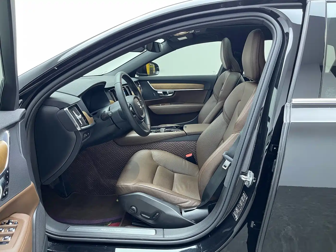 Volvo S90 Plug-in Hybrid 2022 2022 T8 Recharge Plug-in Hybrid Momentum Luxury Edition