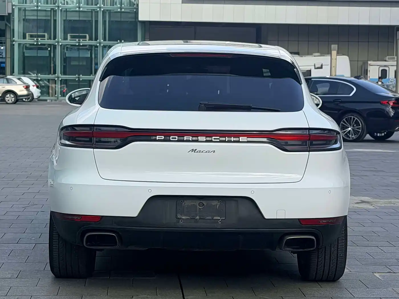 PORSCHE MACAN