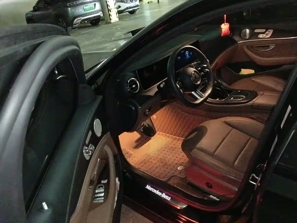Фото 14 - Mercedes-Benz E-Class