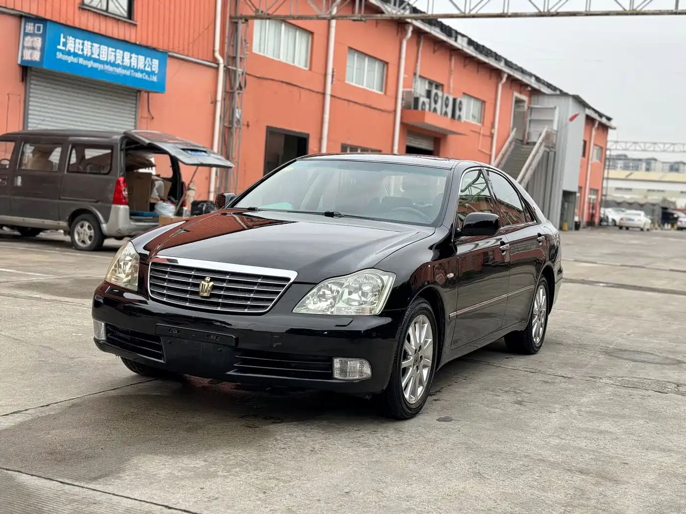 Фото 1 - Toyota Crown