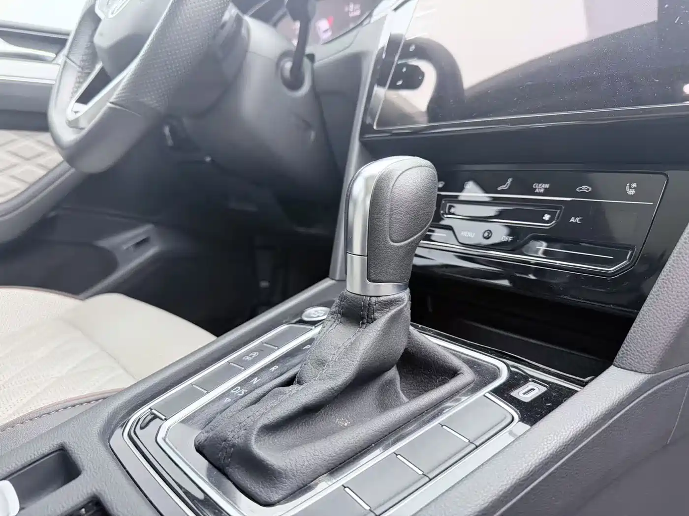 Volkswagen Magotan 2023 Model 2 Million Commemorative Edition 330TSI DSG Luxury фото 7