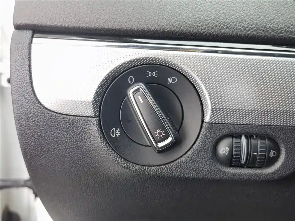 Volkswagen Sagitar 2018 280TSI DSG Spark Edition фото 21