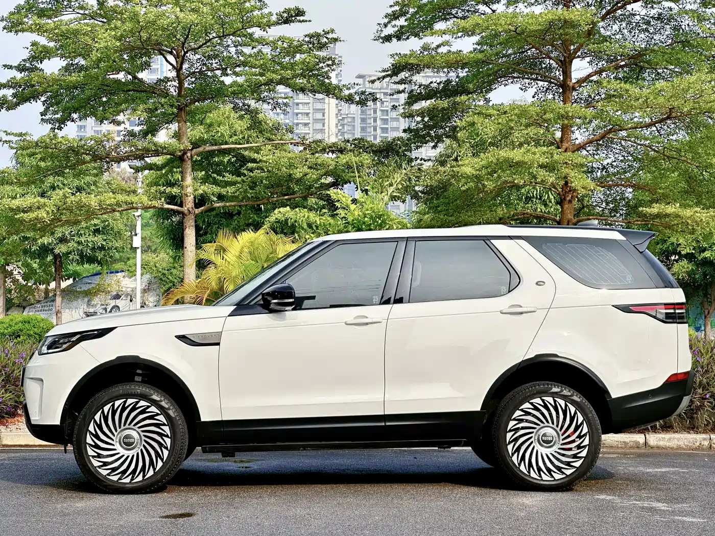 Land Rover Discovery 2019 3.0 SC V6 SE фото 4