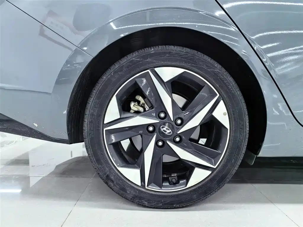 Фото 14 - Hyundai Elantra