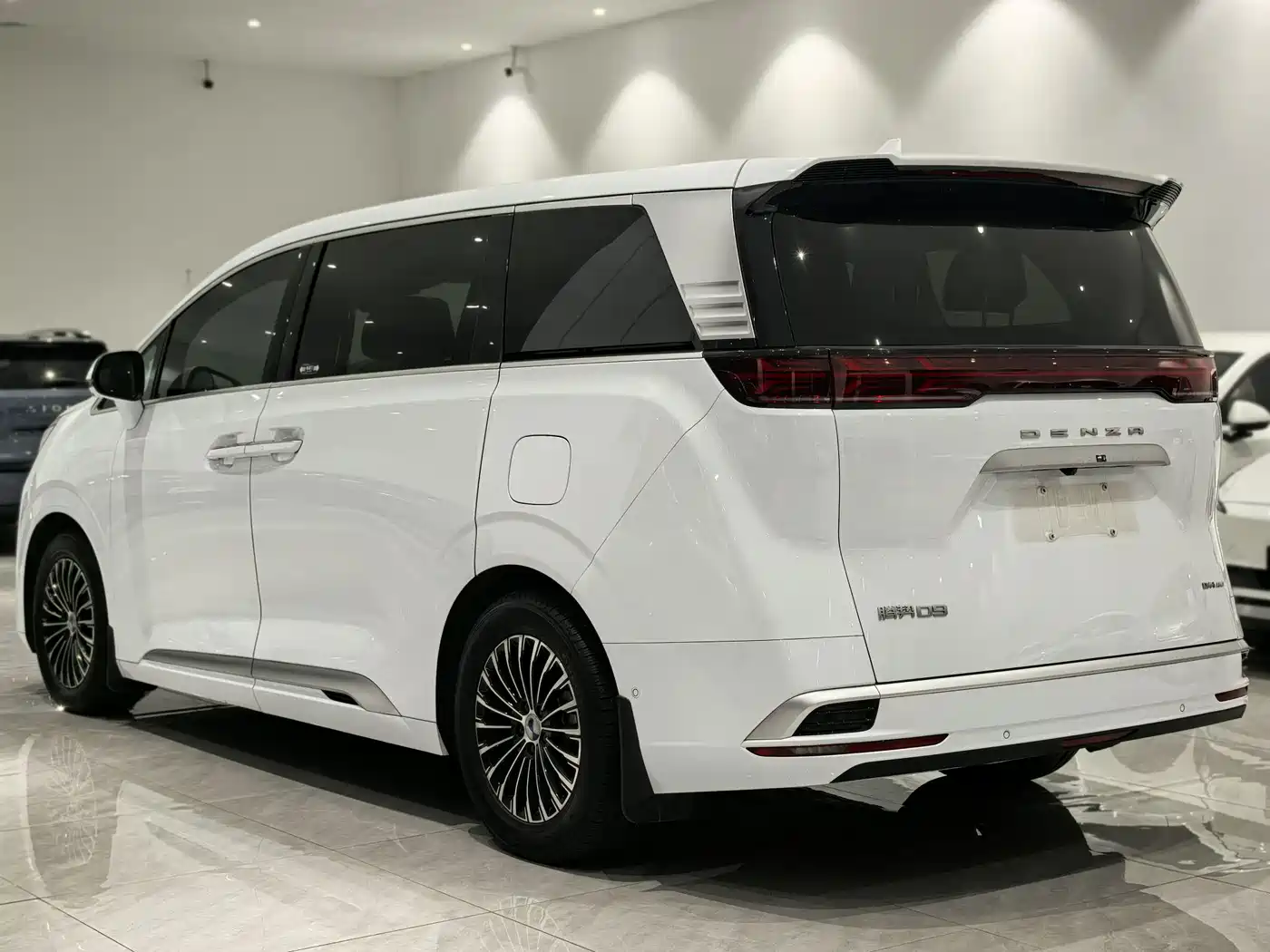 Denza D9 2022 DM-i 970 AWD Flagship фото 6