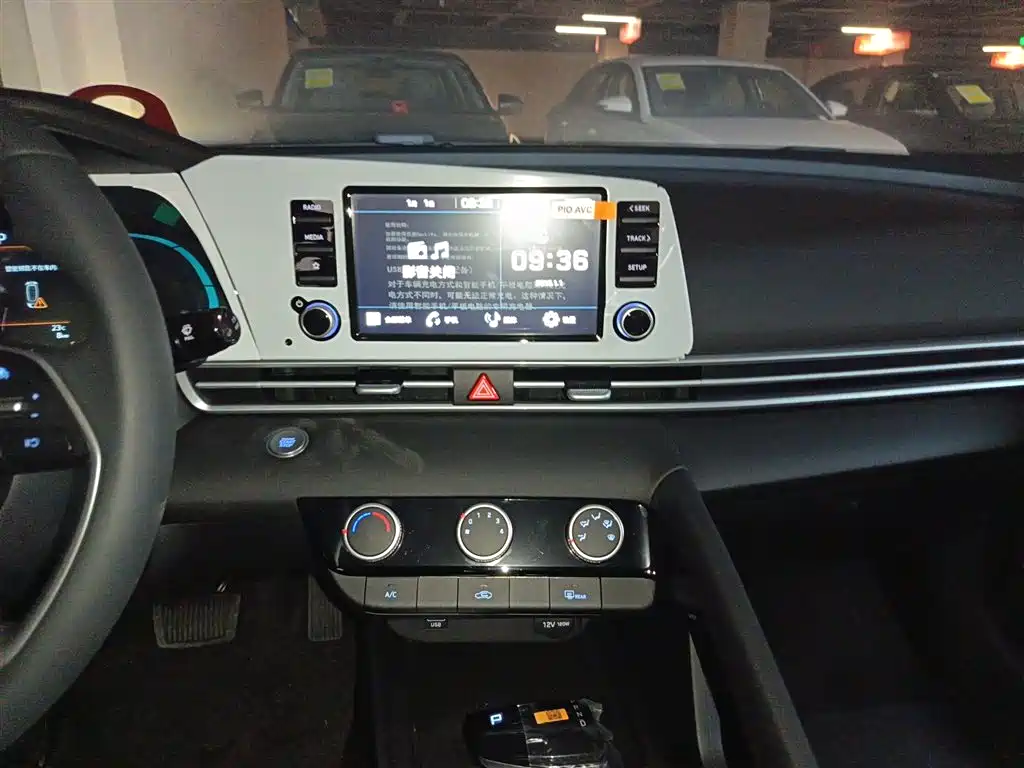 Hyundai Elantra 2023 1.5L CVT GLX Elite Edition фото 9