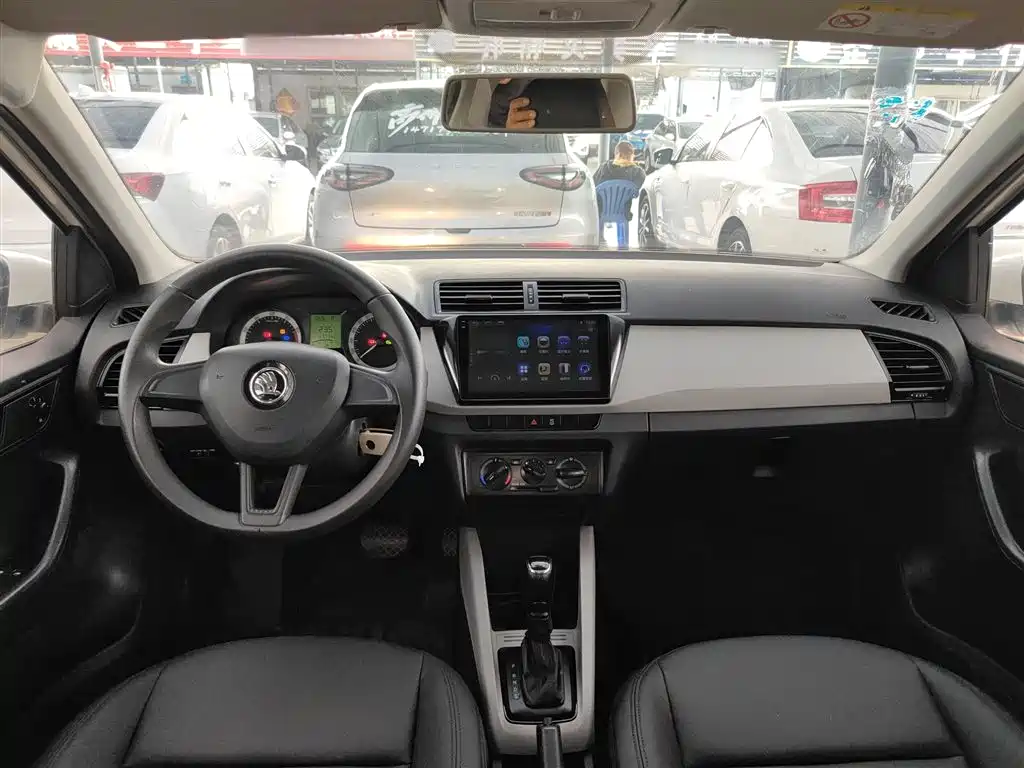 Škoda Fabia 2017 1.4L Auto Car Enjoy Edition фото 10