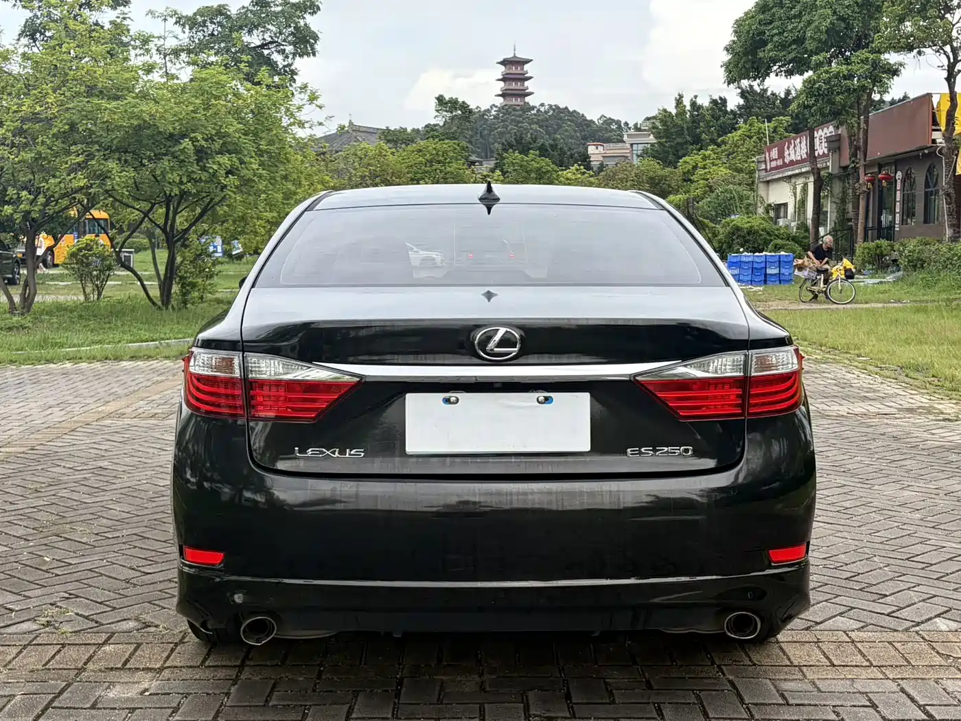 Photo 4 - Lexus ES