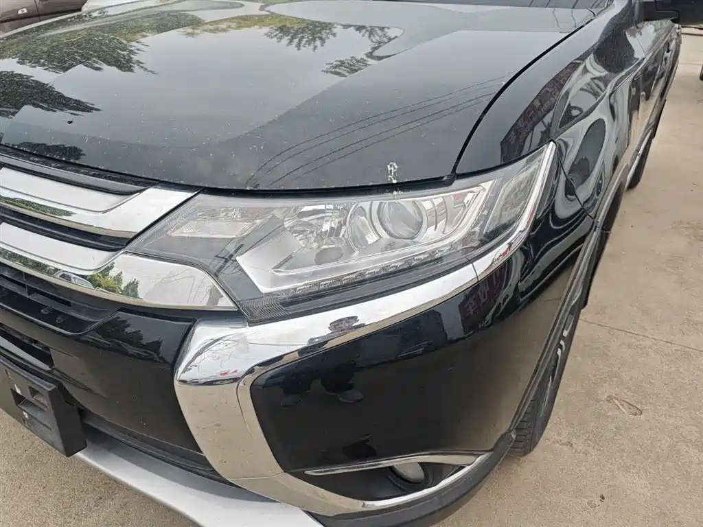MITSUBISHI OUTLANDER