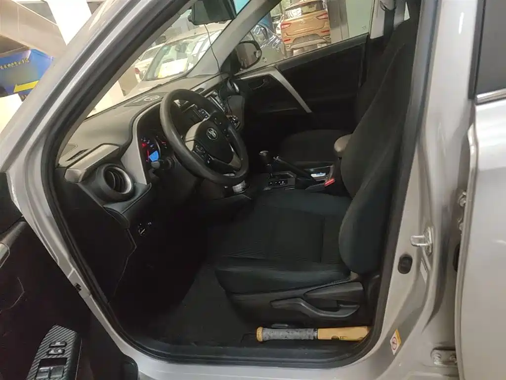 Toyota RAV4 Rongfang 2015 2.0L CVT 2WD Trend Edition фото 15
