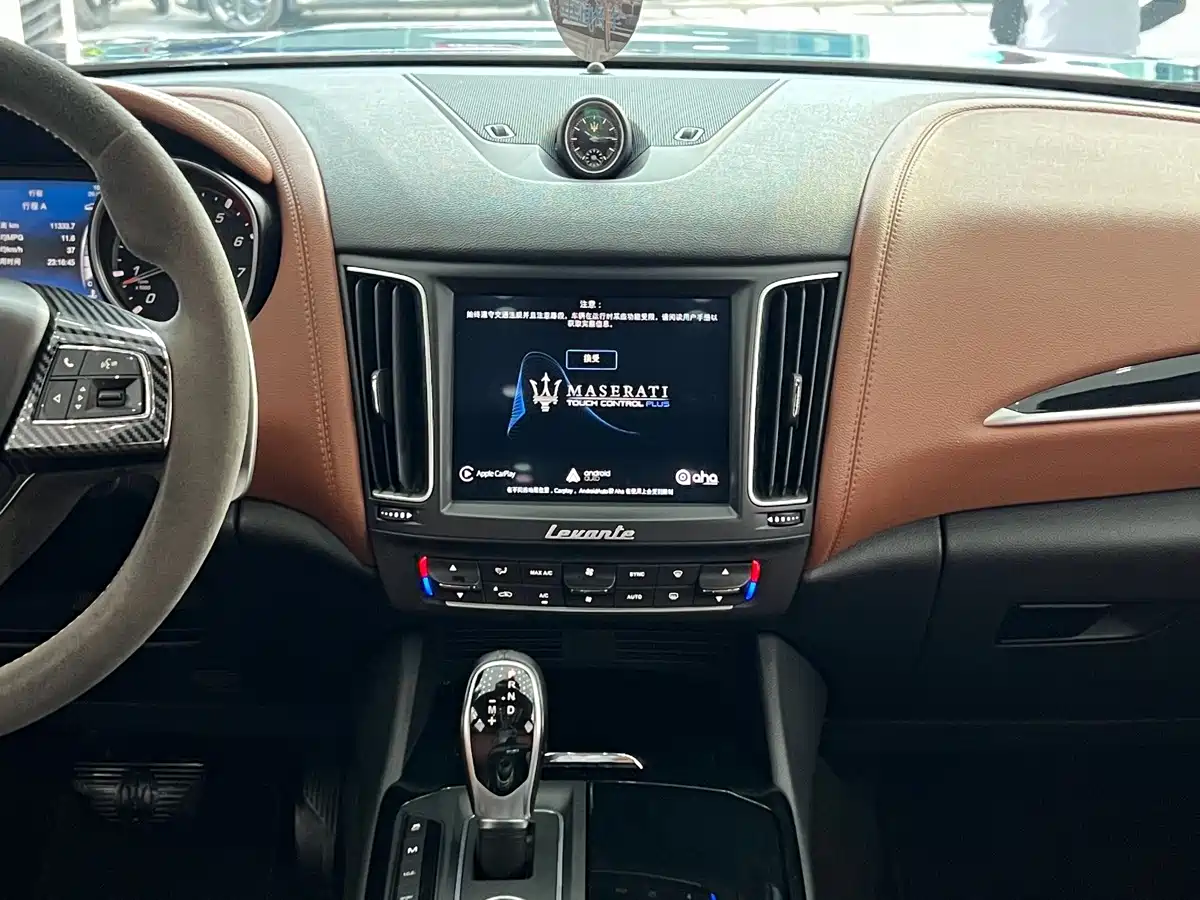 Photo 10 - Maserati Levante