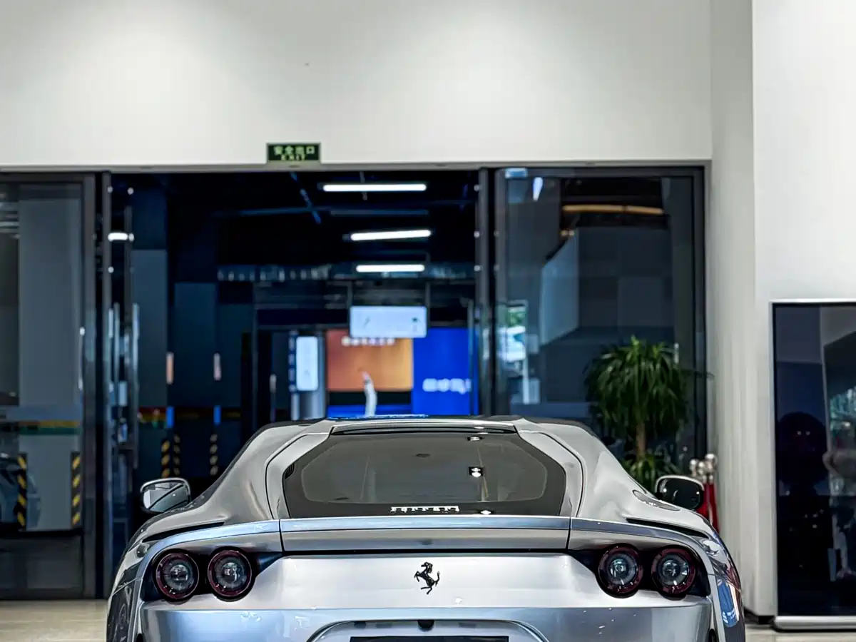 FERRARI 812