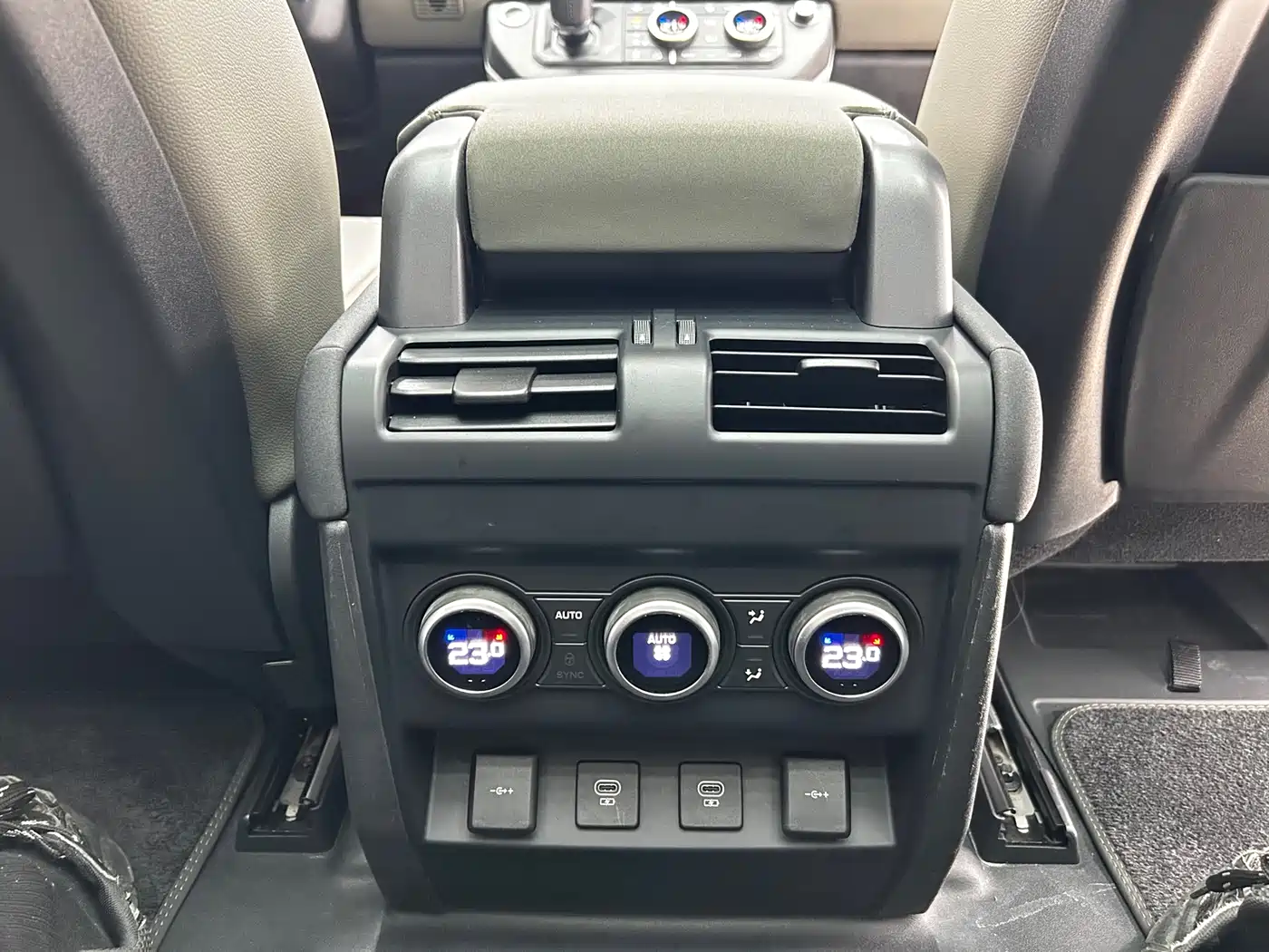Land Rover Defender 2022 Model 90 3.0T P400 XS фото 19