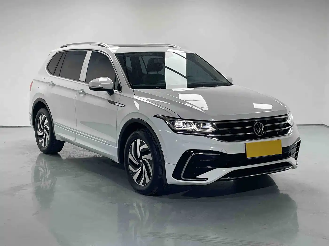 Volkswagen Tiguan L 2023 Facelift 330TSI Automatic 2WD Smart Edition фото 3