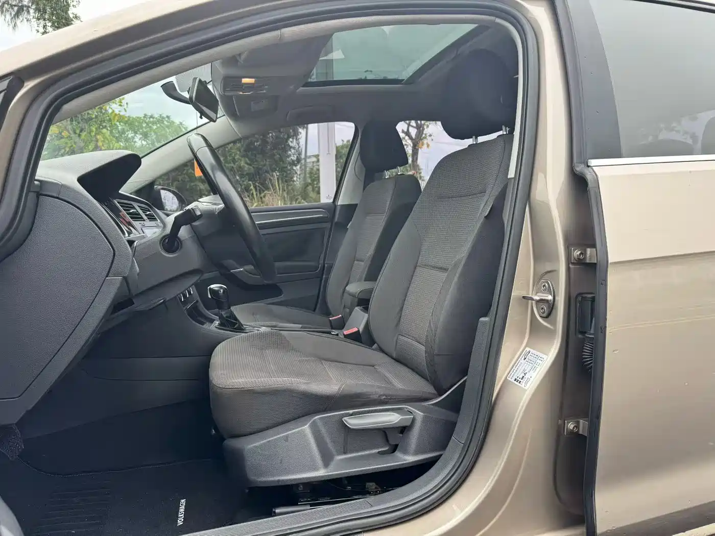 Volkswagen Golf 2017 1.6L Auto Comfort Millionth Edition фото 7