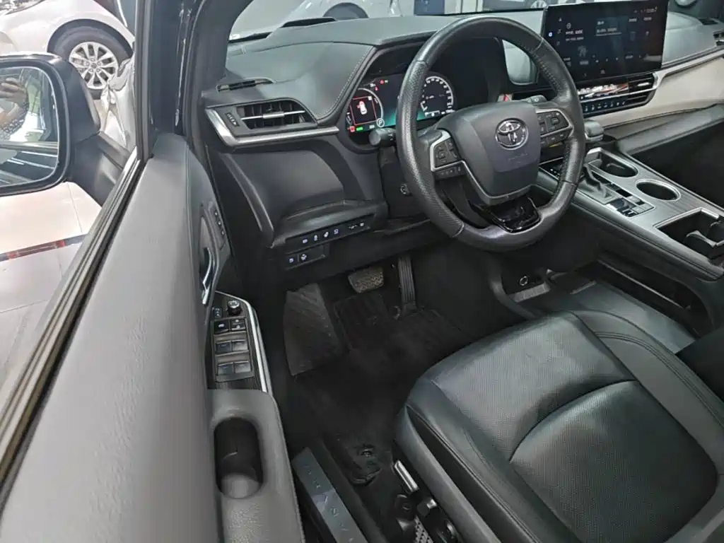 Фото 16 - Toyota Granvia