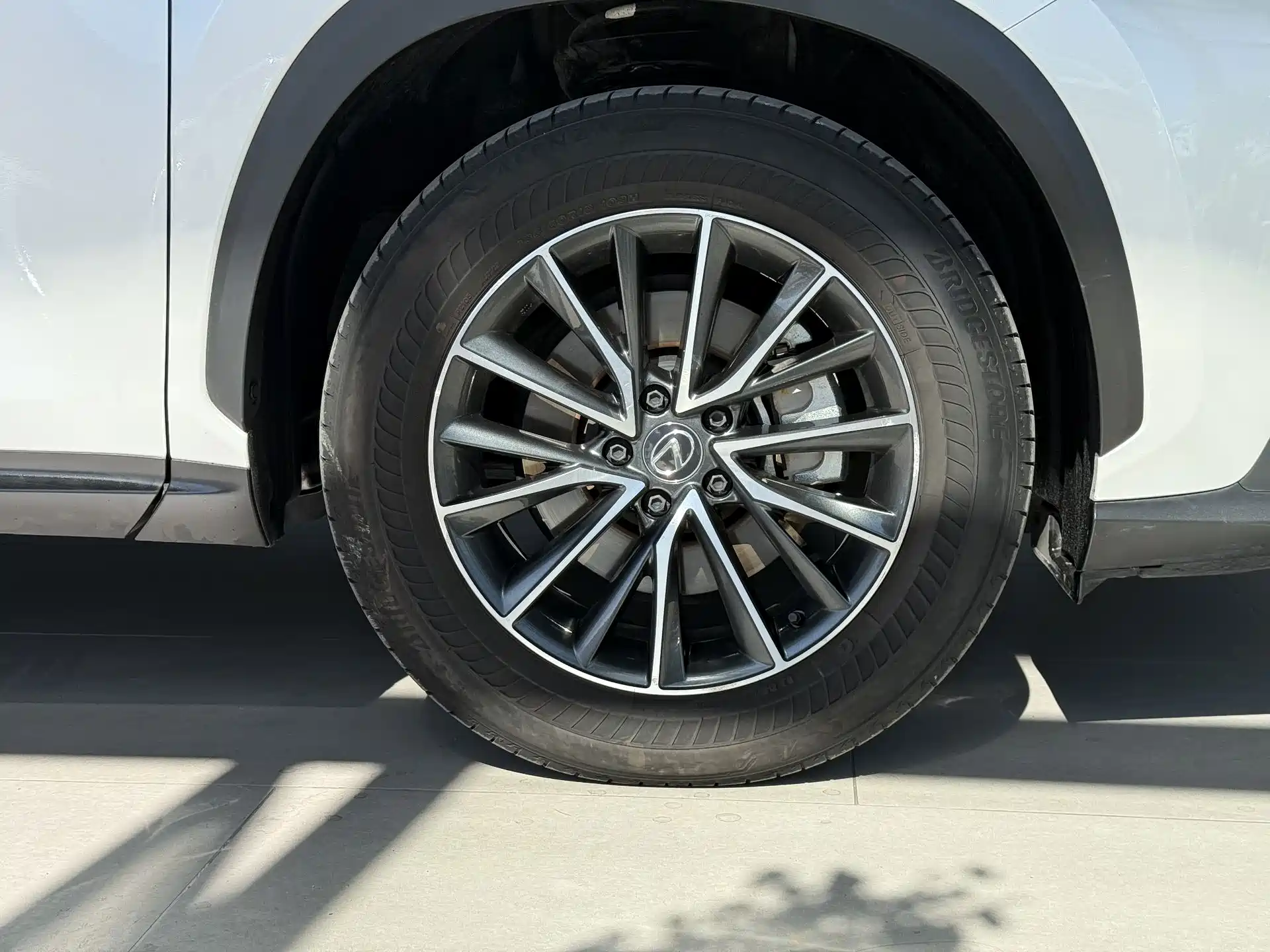 Фото 16 - Lexus NX