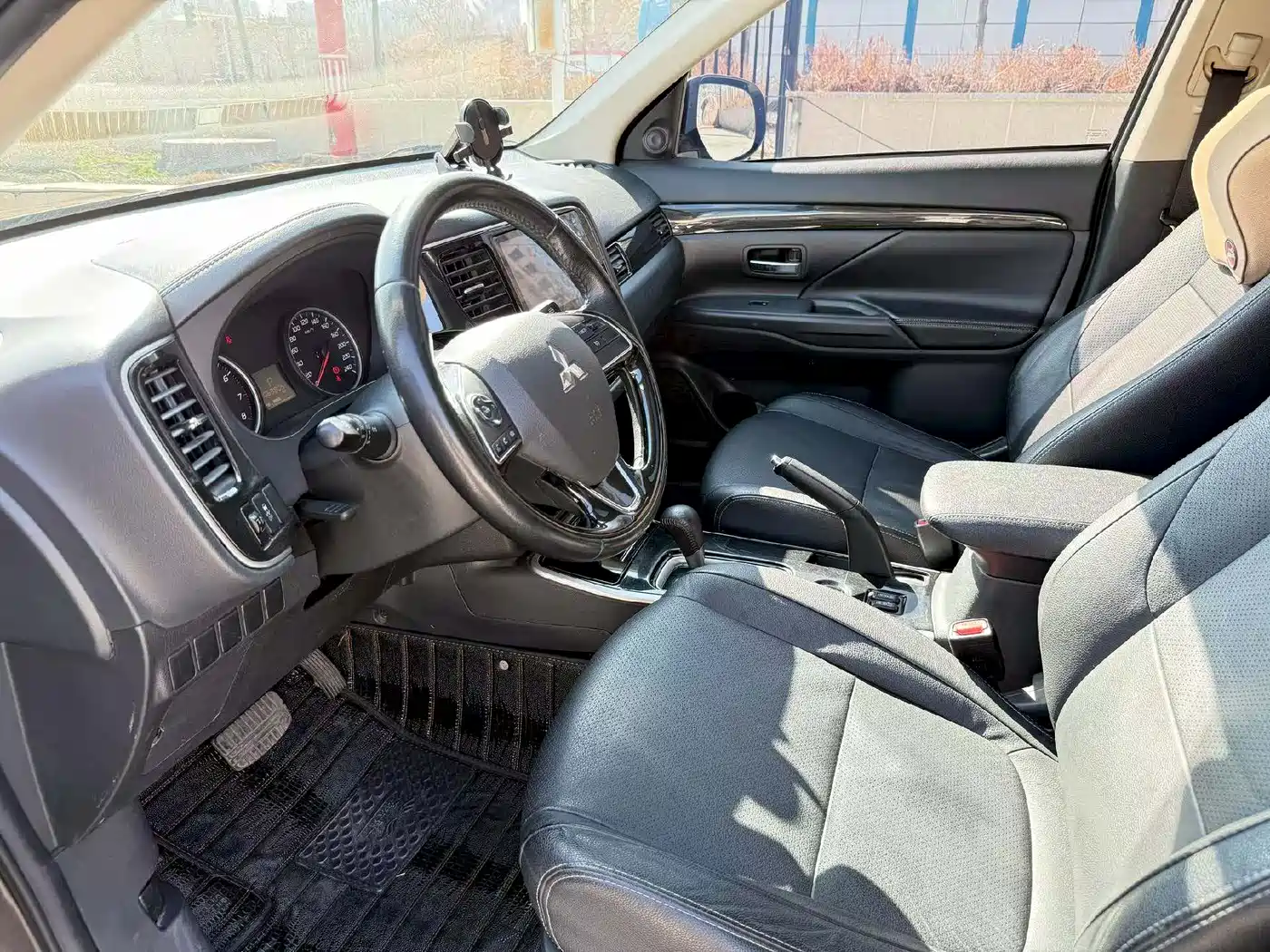 MITSUBISHI OUTLANDER
