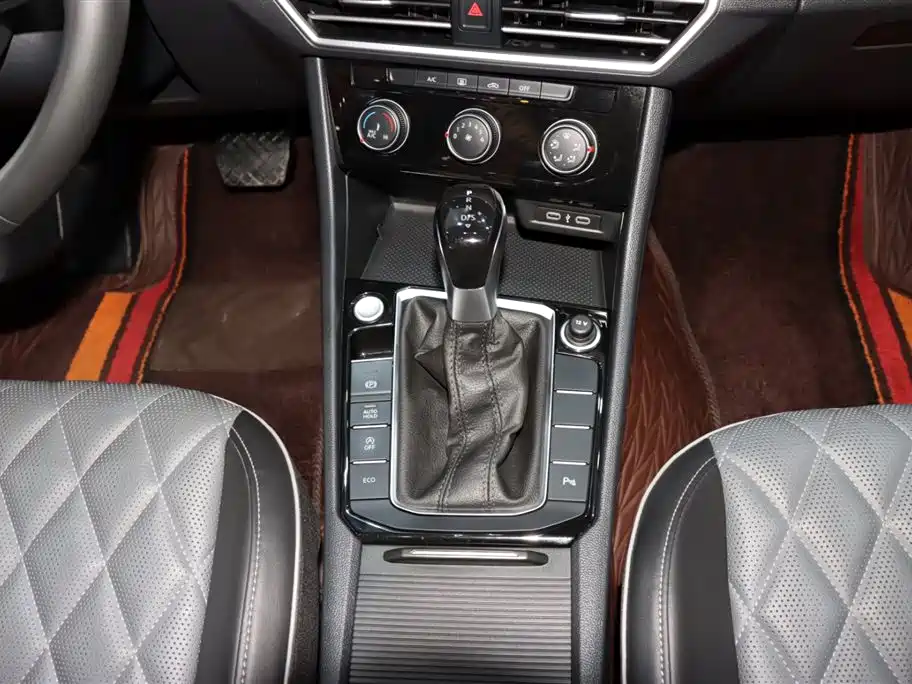 Volkswagen Sagitar 2023 300TSI DSG Surpassing Edition фото 14