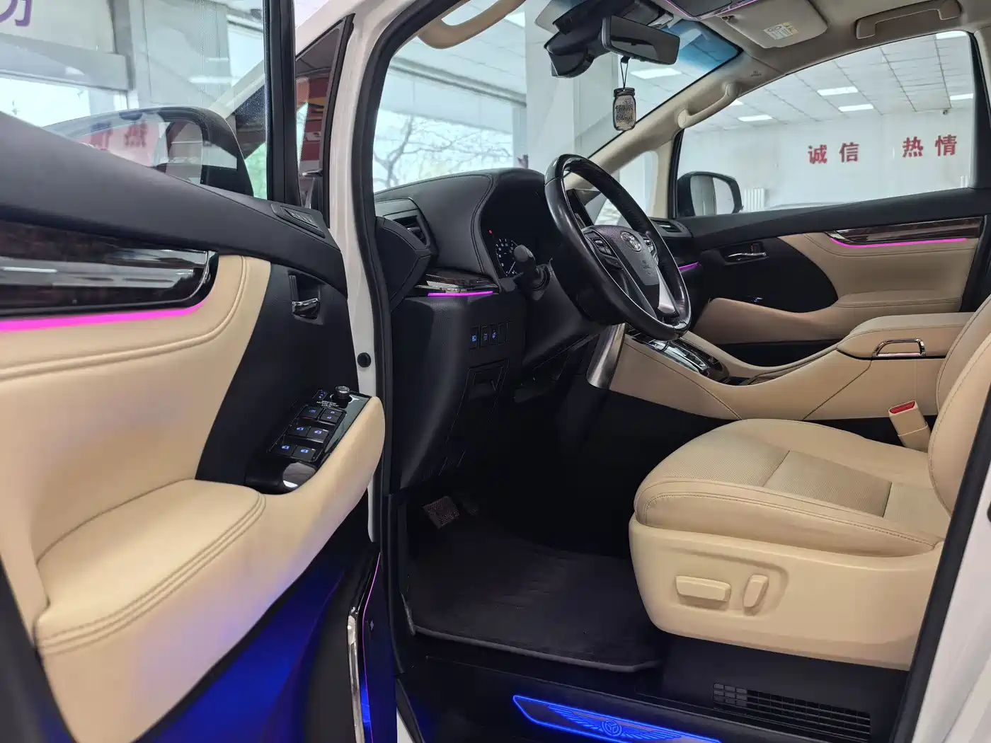Toyota Alphard 2021 Hybrid 2.5L Luxury фото 11