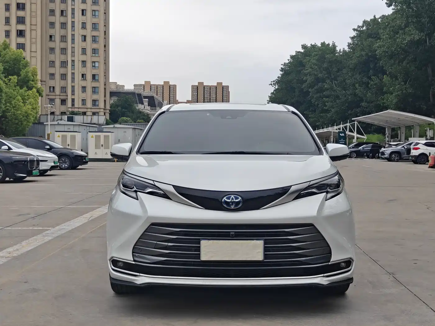 Toyota Sienna 2023 2.5L Hybrid Premium Edition фото 2