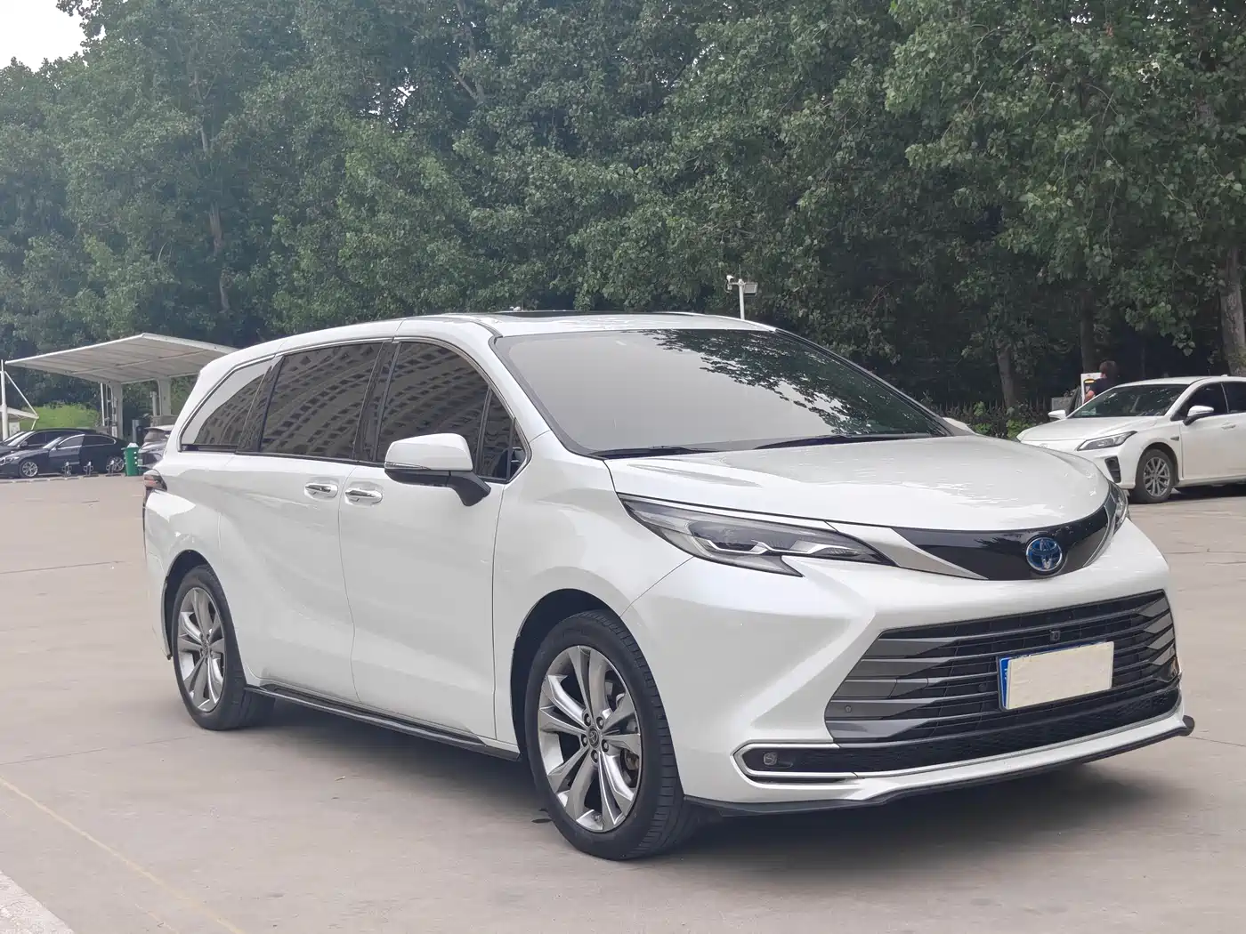 Toyota Sienna 2023 2.5L Hybrid Premium Edition фото 3